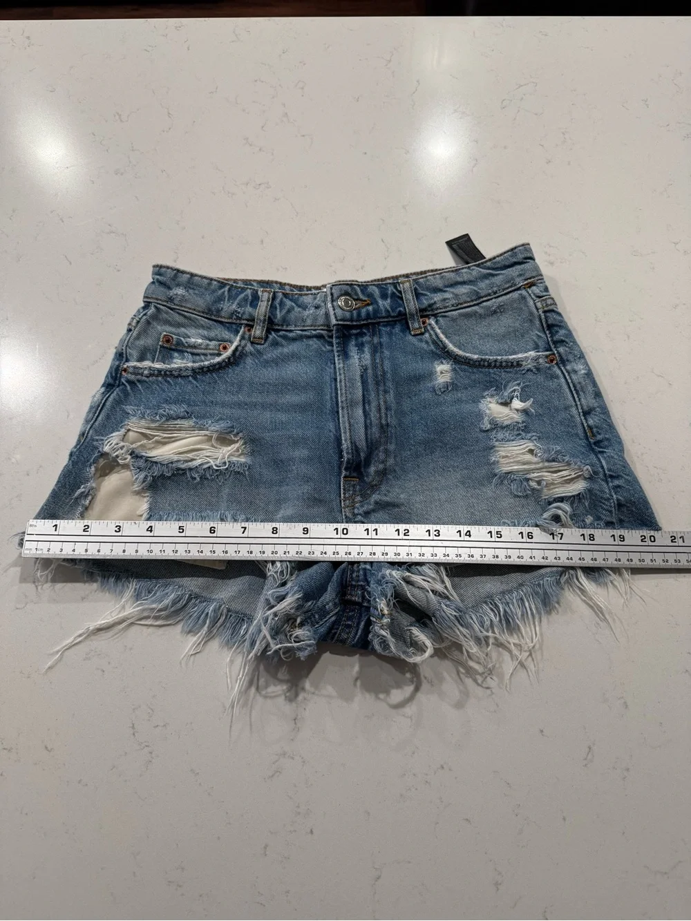 Zara Women’s High Rise Distressed Denim Shorts. Size 4